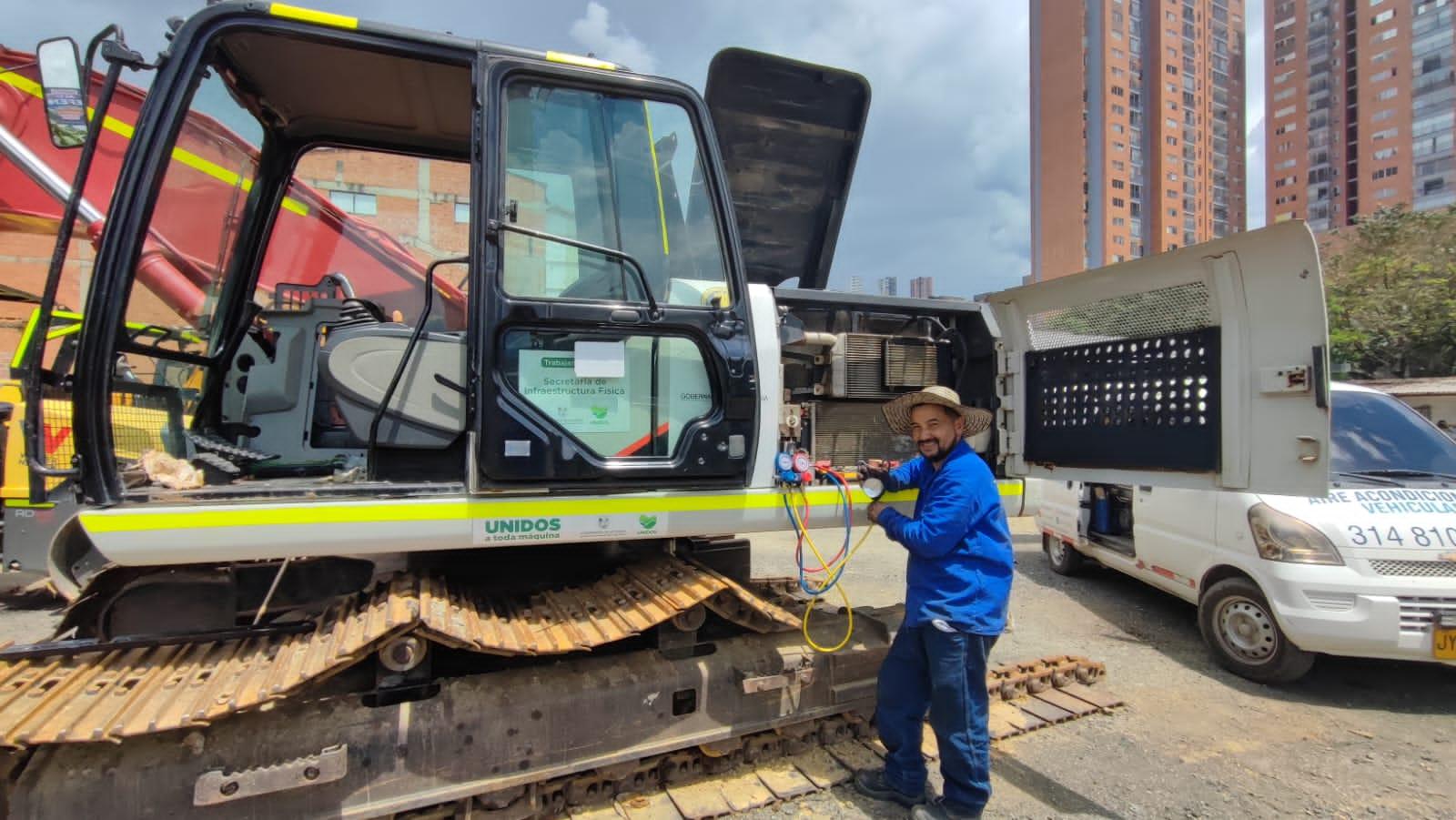 Ferney Romero trabajando en maquinaria pesada - aire acondicionado automotriz